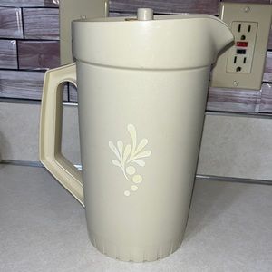 Tipper pitcher